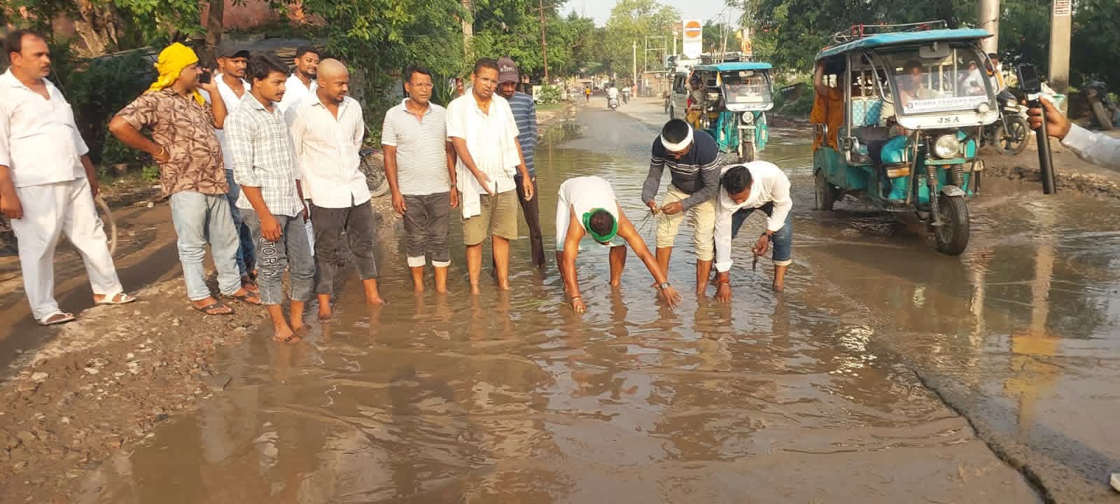 डुमरांव में सड़क के गड्ढों में रोपा गया धान, सरकार के खिलाफ अनोखा विरोध प्रदर्शन
