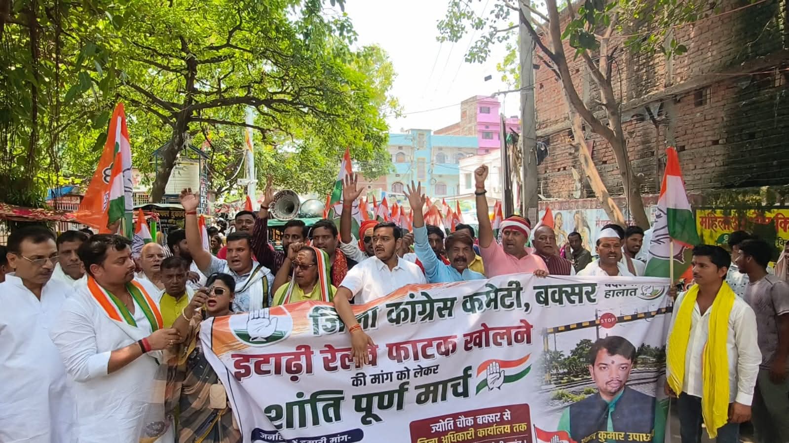 इटाढ़ी रेलवे फाटक खोलने की मांग ने पकड़ा जोर, कांग्रेस ने निकाला पैदल मार्च