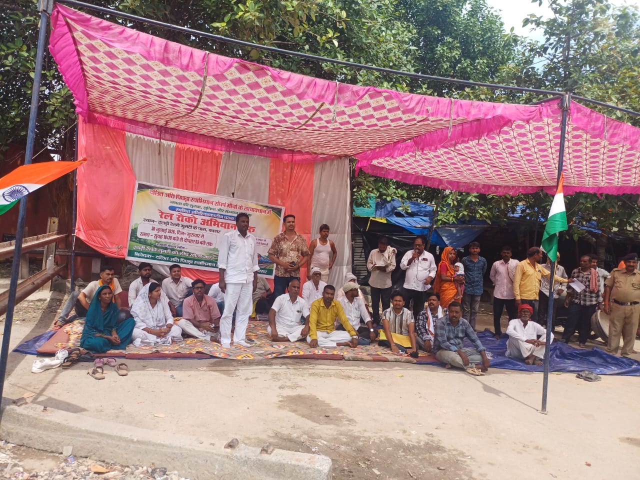 इटाढ़ी रेलवे गुमटी खोलने की मांग पर अनिश्चितकालीन धरना शुरू
