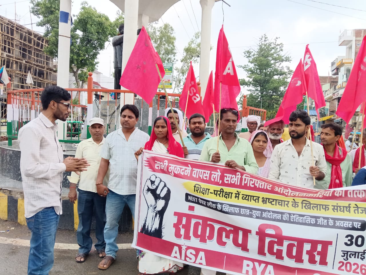 नीट पेपर लीक आंदोलन की जीत पर बक्सर में निकला संकल्प मार्च